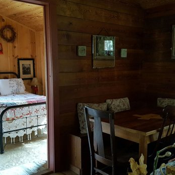 St. Clare's Cabin Retreat - Table for indoor eating and puzzle building - Bed & Breakfast Near Me - Vanderpool, Texas