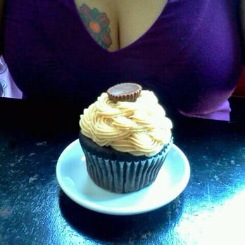 Crave Cafe Studio City - Peanut butter cupcake before breakfast, lunch & dinner! That's how I roll! - Cafes Near Me - Studio City, California