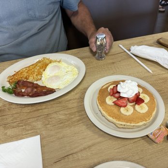 Arnie’s Cafe - Classic with pancakes - Breakfast & Brunch Near Me - Reno, Nevada