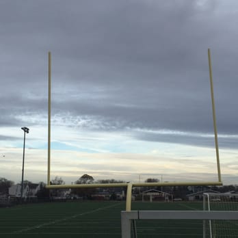 Tanner Park - Goal Post - Parks Near Me - Copiague , New York