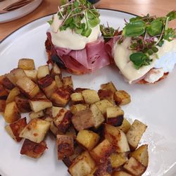 Little Sprout Café - Prosciutto Tomato Benedict