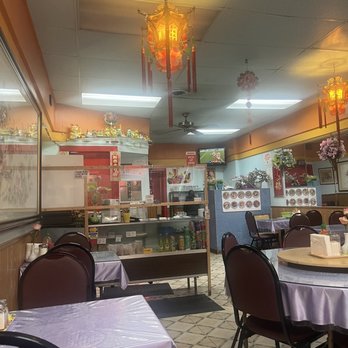 Van Phat Chinese Restaurant - the interior of the restaurant - Chinese Near Me - Chicago, Illinois