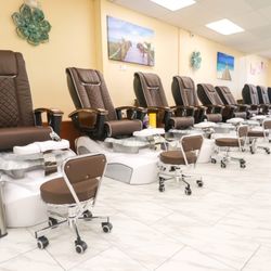 Beauty Nails & Spa - Pedicure chairs