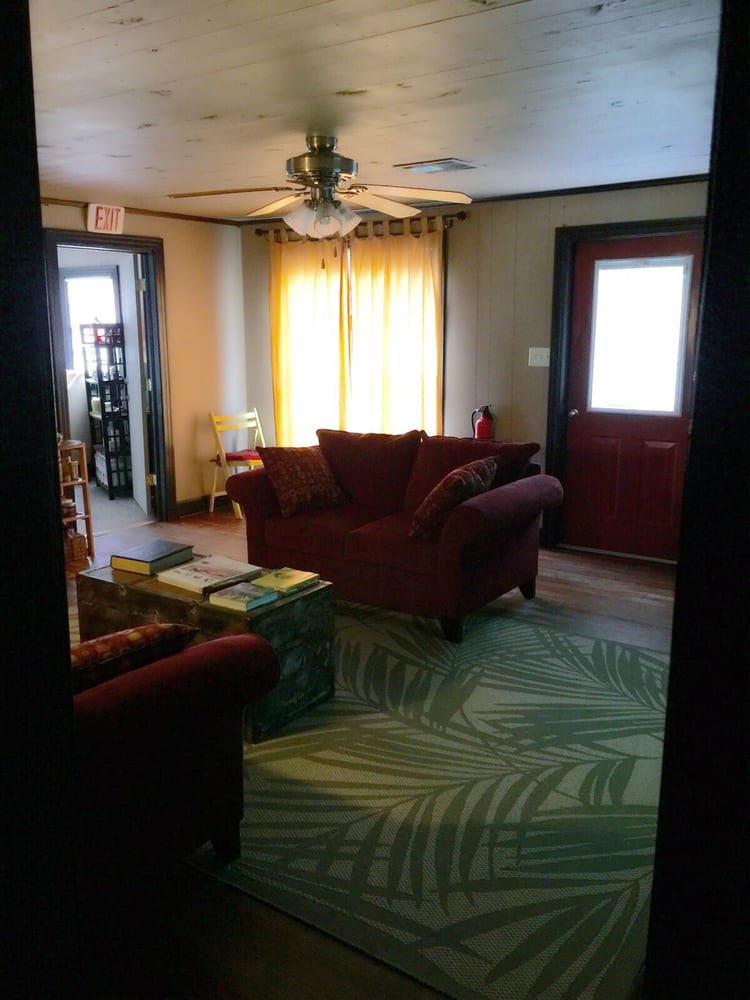 Lana's Body Shop Logo