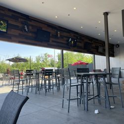 Oliver's Bar & Grill - Outdoor patio area