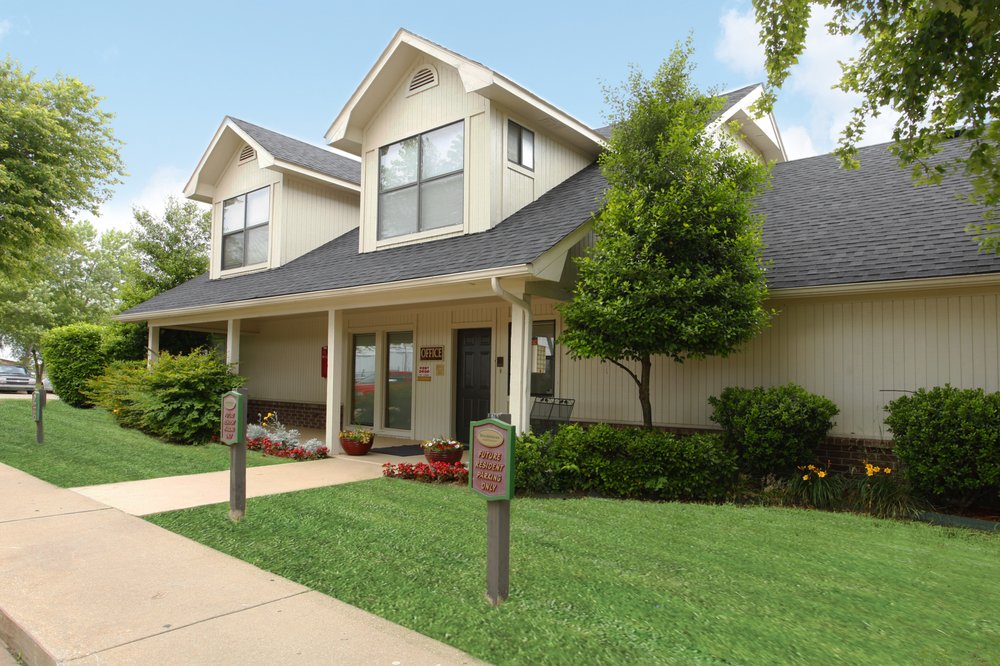 DOUBLETREE APARTMENTS Updated October 2024 14 Photos 601 W. Easy