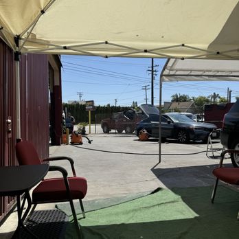 Everett's - Nice waiting area with shade - Car Wash Near Me - Downey, California