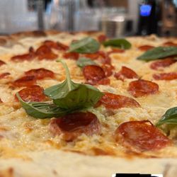 Oakwood Pizza Box - White pizza w/pepperoni