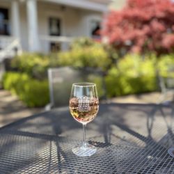 The Gorge White House - Wine in the garden