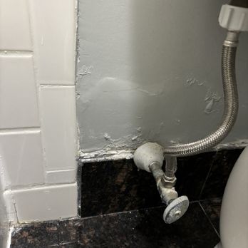 Hotel Viking - Bad repair and dirt at toilet - Hotels Near Me - Newport, Rhode Island
