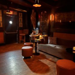 Seymour's - Interior seating.