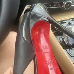 New Eureka Shoe Repair - Pintaron la suela roja de negro!