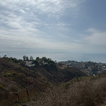 Los Leones Canyon - Pacific Coast - Hiking Near Me - Pacific Palisades, California Los Leones Canyon - Pacific Coast - Hiking Near Me - Pacific Palisades, California