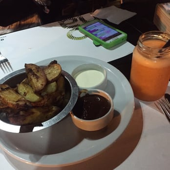 Kona - Papas cuña con salsa ácida y barbacoa + jugo energético de zanahoria naranja y jengibre - Bars Near Me - Ramos Mejía, C