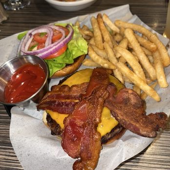 VUE Bar + Restaurant - Bacon cheeseburger - Bars Near Me - Long Beach, California