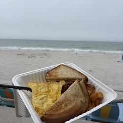 Paradise Grille - Beach view for our meal!