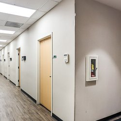 Vantage Eye Center - Salinas - Vantage Salinas Clinic - Main exam lane hallway