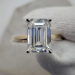 Euro Shank, 4.20 Carat emerald in 14K Yellow Gold