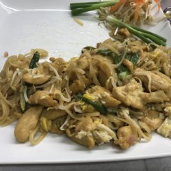Jasmine's Thai Cafe - Pad Thai with chicken