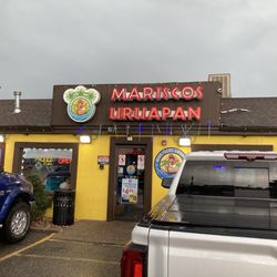 Mariscos Uruapan - Plenty of parking