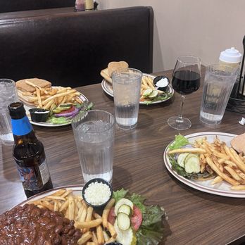 The Gusher - Chili burger, 2 crispy chicken, pulled pork - Pizza Near Me - West Yellowstone, Montana The Gusher - Chili burger, 2 crispy chicken, pulled pork - Pizza Near Me - West Yellowstone, Montana
