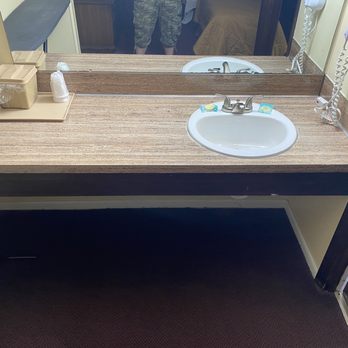 Cherry Lane Motor Inn - Clean sink area - Hotels Near Me - Ronks, Pennsylvania