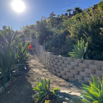 Lobato Landscaping - New retaining wall stackable blocks - Landscaping Near Me Lobato Landscaping - New retaining wall stackable blocks - Landscaping Near Me