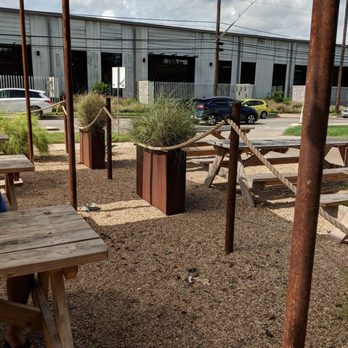 Dee Dee - Outdoor picnic table area - Thai Near Me - Austin, Texas Dee Dee - Outdoor picnic table area - Thai Near Me - Austin, Texas