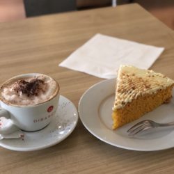 Repúblic Cafè - Carrot cake and cappuccino