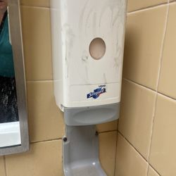 Dunkin' - Disgusting soap dispenser
