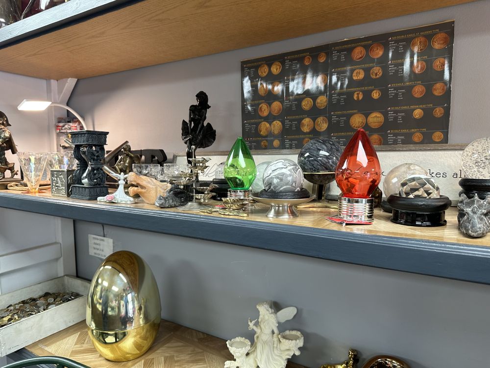 Domenic's Coins & Collectibles Logo