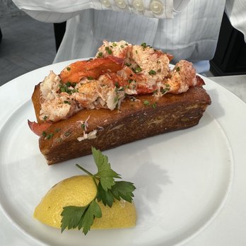 RH Rooftop Restaurant at RH Dallas - Lobster roll - American Near Me - Dallas, Texas