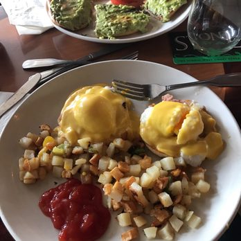 Riley’s on 2nd - Eggs Benedict and avocado toast - New American Near Me - Long Beach, California Riley’s on 2nd - Eggs Benedict and avocado toast - New American Near Me - Long Beach, California