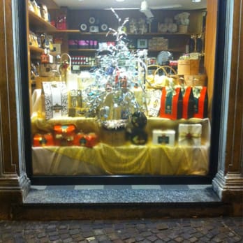 Specialità Vanda e Piero - bellissime vetrine addobbate per il Natale con prodotti di alta qualità - Cafes Near Me - Voghera, PV