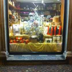 Specialità Vanda e Piero - Bellissime vetrine addobbate per il Natale con prodotti di alta qualità