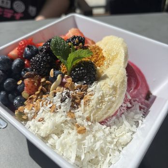 Swami's Café Oceanside - Pitaya bowl - Breakfast & Brunch Near Me - Oceanside, California