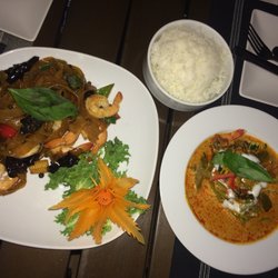 Thai Corner - Drunken noodles + Gaeng Panaeag (red curry)