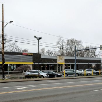 McDonald's - cars parked in front of a mcdonald's - Fast Food Near Me - Pittsburgh, Pennsylvania