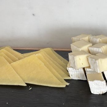 寰宇堂 - Emmental and Brie cheese from the buffer line at the front. - Airport Lounges Near Me - Hong Kong, HK