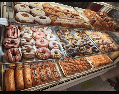 Dee's Donuts by null