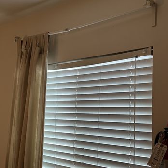 El Rancho Motel - Broken and taped curtain rod - Hotels Near Me - Coronado, California