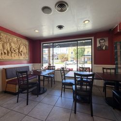 Teerak Thai Resturant - Dining area with window view