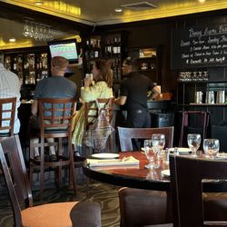 Yardley Inn Restaurant & Bar - Packed bar