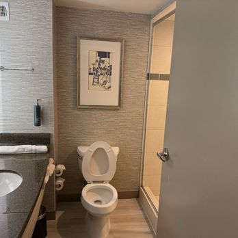 Hilton Virginia Beach Oceanfront - Bathroom - Hotels Near Me - Virginia Beach, Virginia Hilton Virginia Beach Oceanfront - Bathroom - Hotels Near Me - Virginia Beach, Virginia