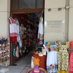 Centro Municipal de Distribución de Artesanía - Vestidos en la entrada del Centro