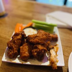 The Porch Light Bar & Grill - Wings!