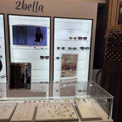 2Bella - Sunglasses and jewelry