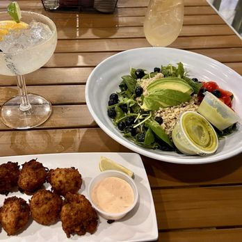 Peppers Bar & Grill - Conch fritters and avocado salad - Caribbean Near Me - Grand Cayman, Florida Peppers Bar & Grill - Conch fritters and avocado salad - Caribbean Near Me - Grand Cayman, Florida