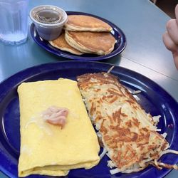 Darcy's Cafe - Ham and cheese omelette
