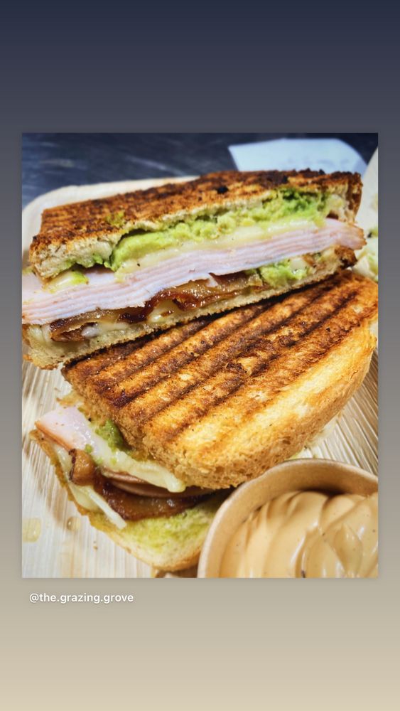 The Grazing Grove Logo